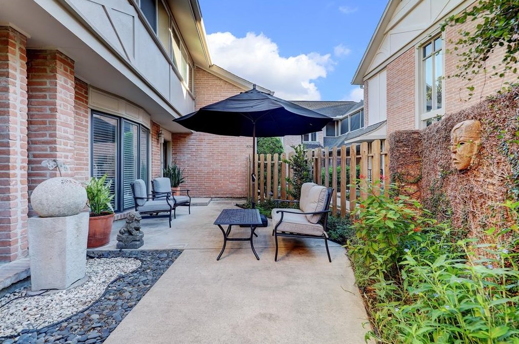 639 Ripple Creek Dr, Houston TX  77057-1011 exterior