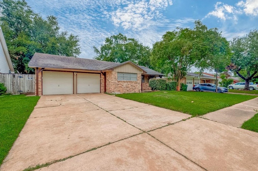 2811 Blueberry Ln, Pasadena, TX 77502-5444