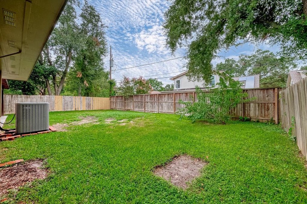 2811 Blueberry Ln, Pasadena TX 77502-5446 exterior