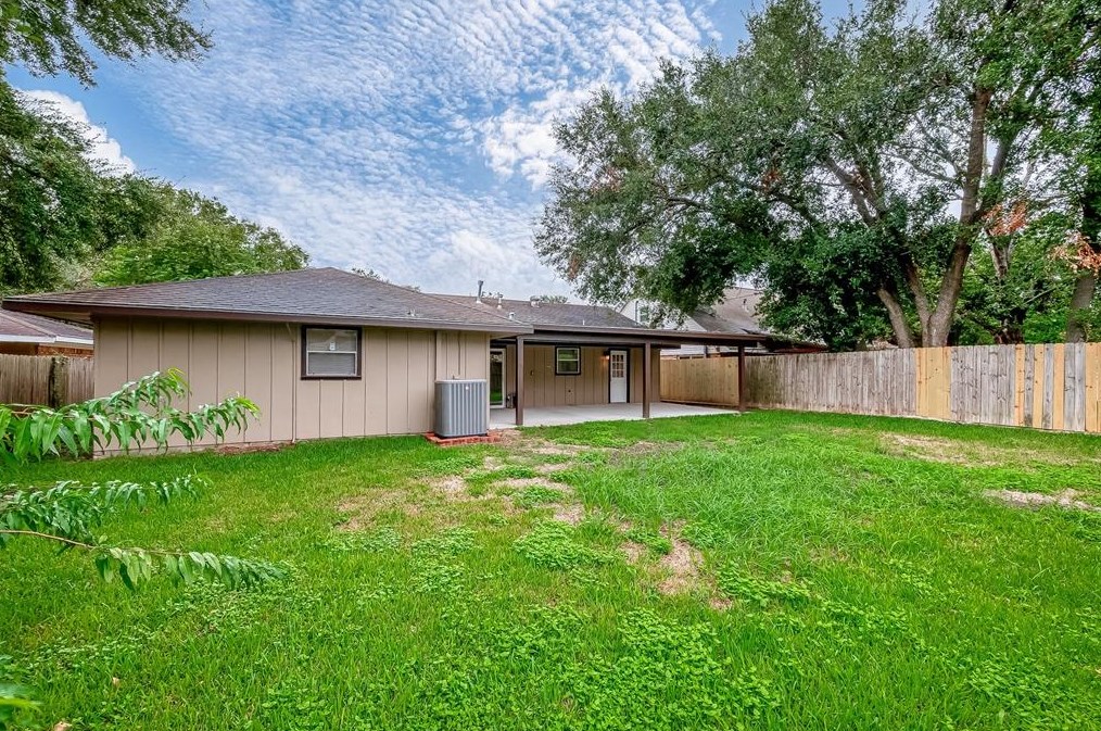 2811 Blueberry Ln, Pasadena TX 77502-5446 exterior