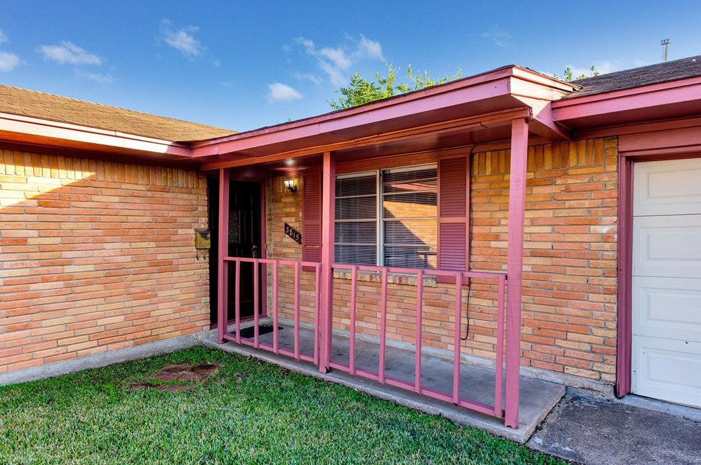 3815 Goulburn Dr, Houston, TX 77045-6412