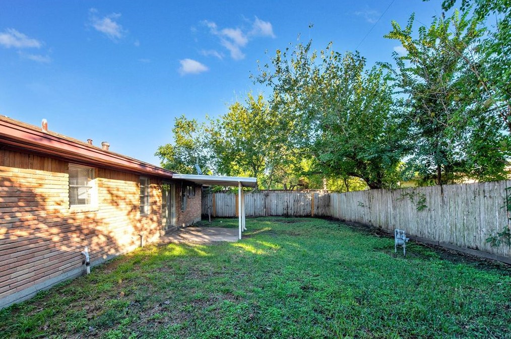 3815 Goulburn Dr, Houston TX  77045-6412 exterior