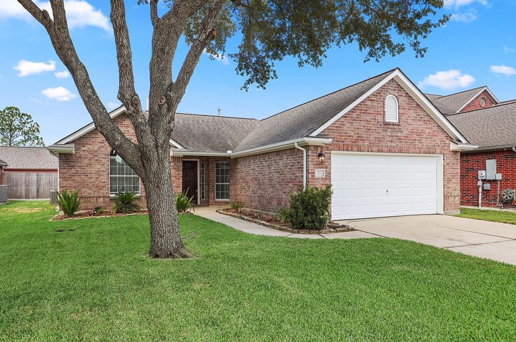 301 Green Cedar Dr, League City, TX 77573-0840