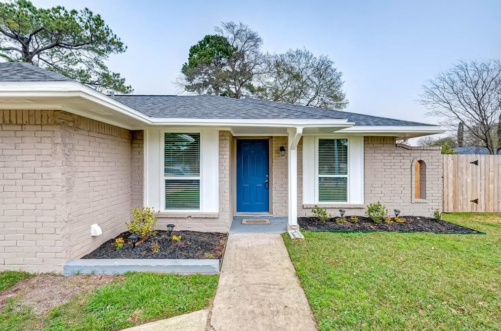 4402 Oak Shadows Dr, Houston, TX 77091-5215