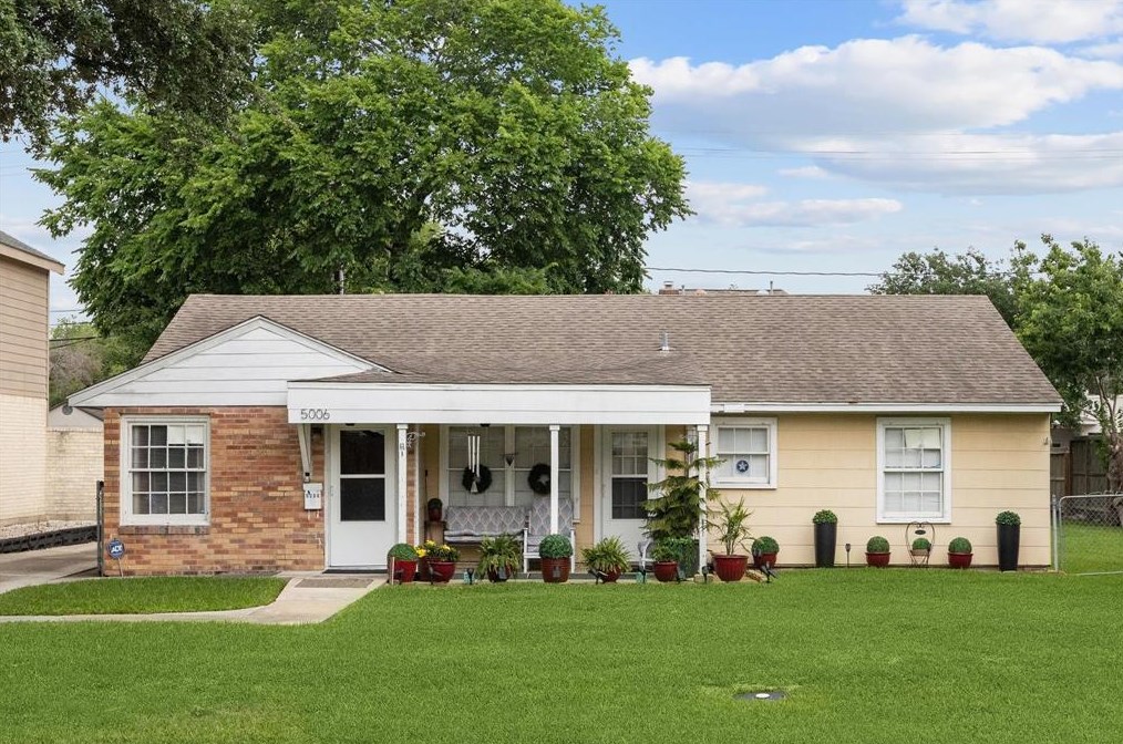 5006 Locust St, Bellaire, TX 77401-3313