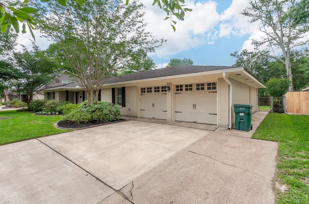 5715 Dellwood Ln, Beaumont, TX 77706-3425