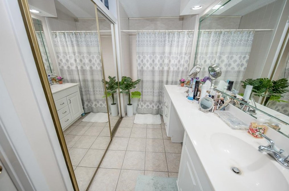 1919 Vinces Brg, Sugar Land TX 77478-4255 exterior