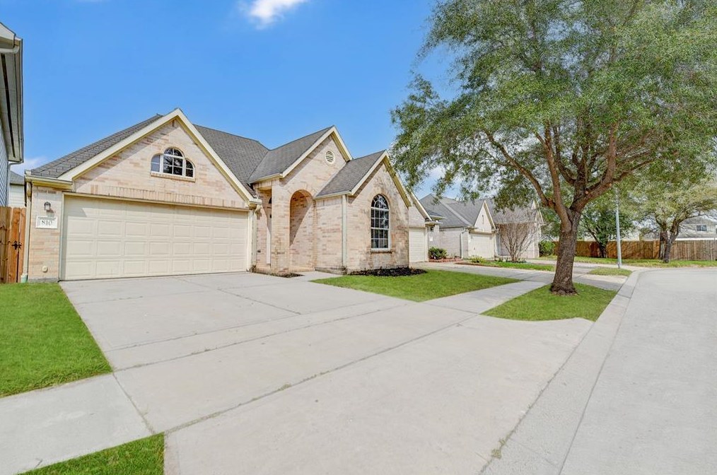 810 Forest Ivy Ln, Houston, TX 77067