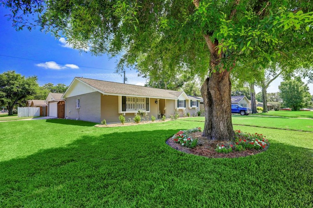 9422 Winsome Ln, Houston, TX 77063-3904