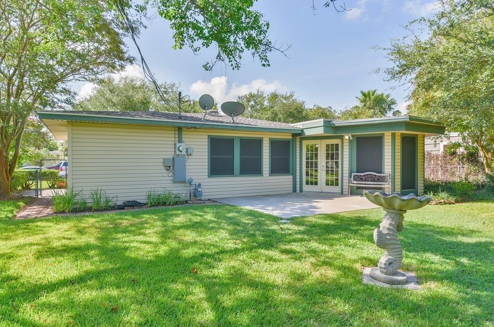 108 Dolphin Ave, Galveston, TX 77550