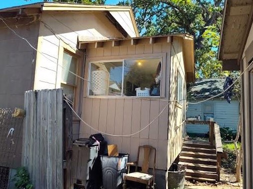 903 San Jacinto St, Highlands, TX 77562