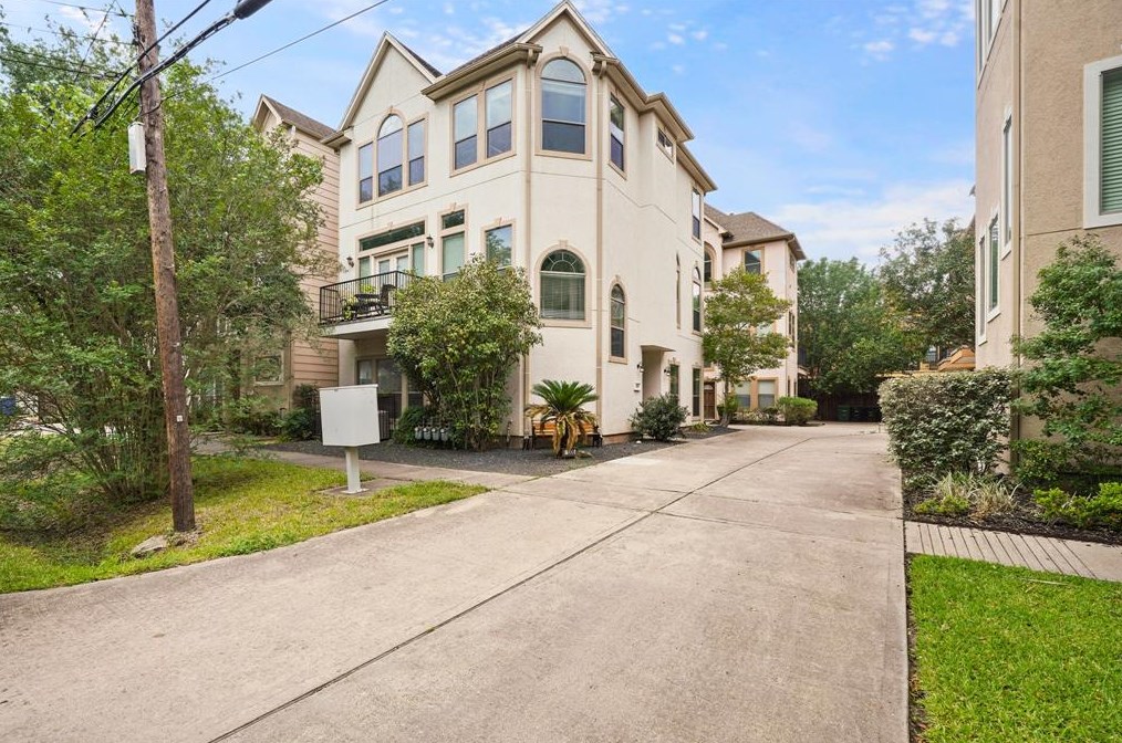 1309 Birdsall St, Houston, TX 77007
