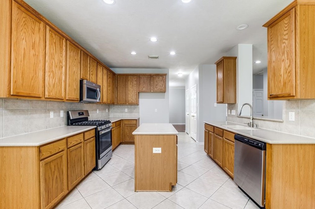 2106 Long Trl Path Ct, Spring TX 77373-7646 exterior