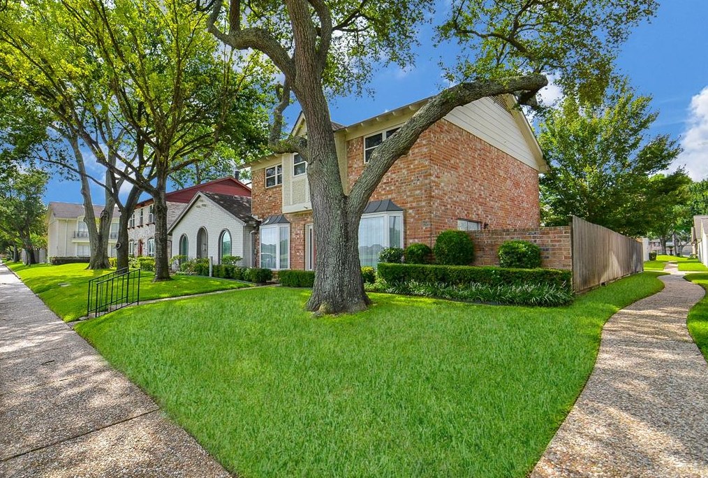 10137 Kemp Forest Dr, Houston TX  77080-2509 exterior