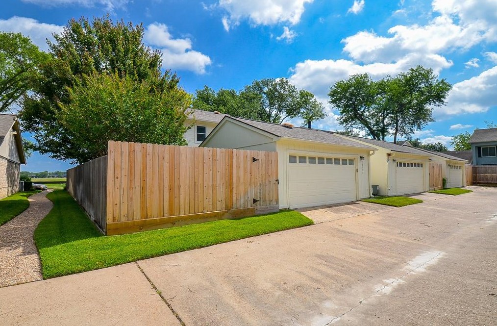 10137 Kemp Frst, Houston TX  77080-2509 exterior