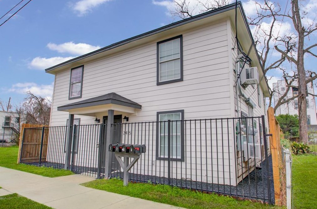 2415 Mcgowen St, Houston TX  77004-1417 exterior