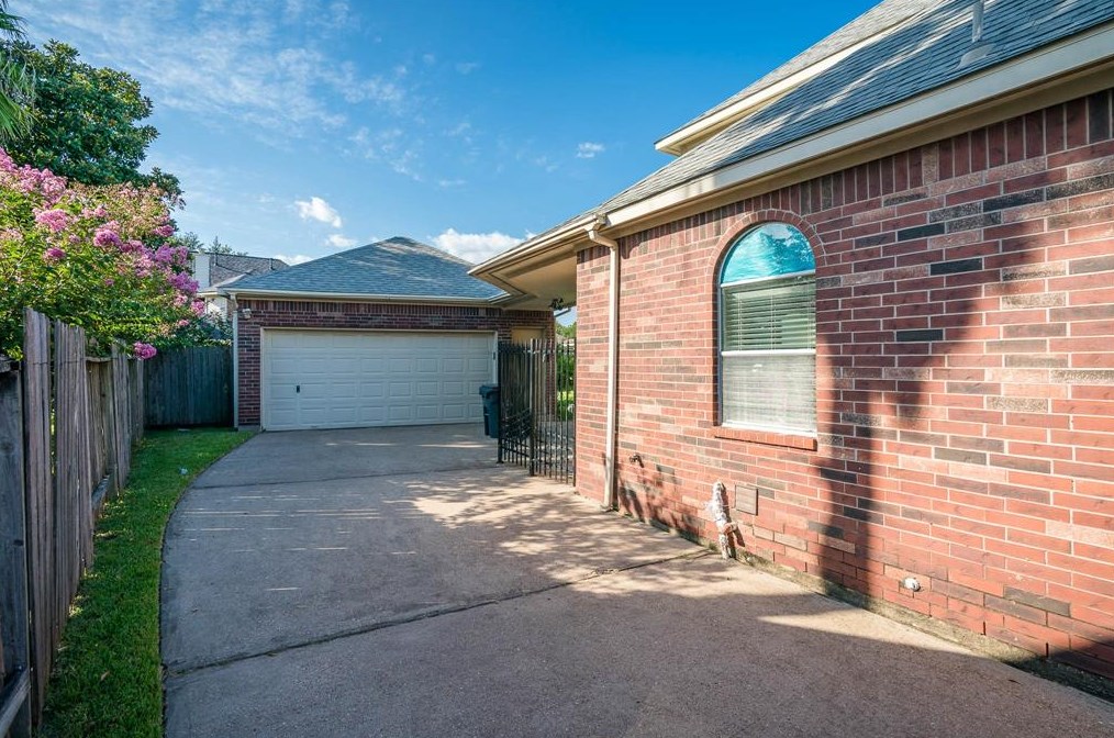 8207 Falling Water Ct, Sugar Land TX  77478-4751 exterior