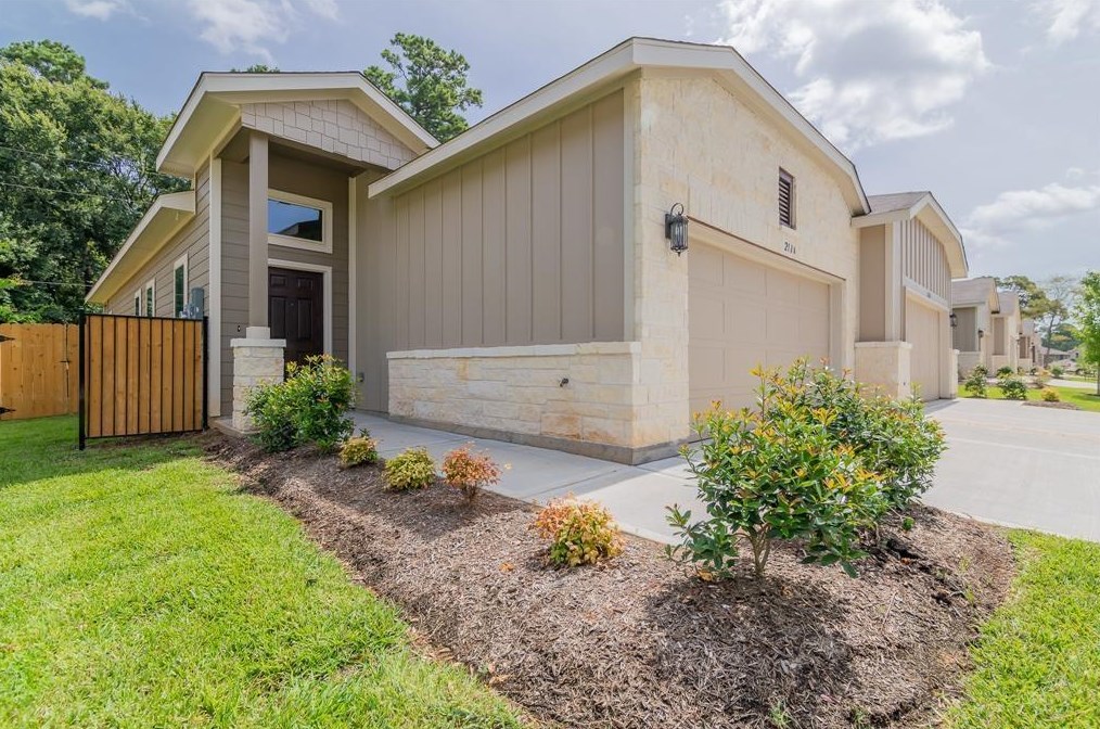 218 Oakcrest #b, Conroe, TX 77304