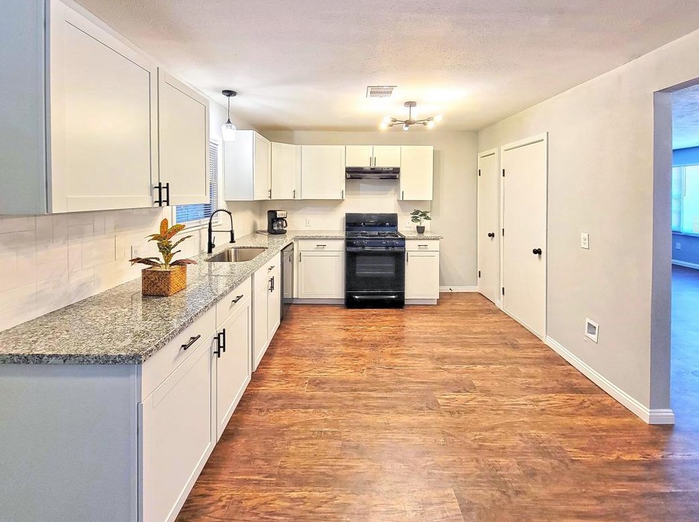 515 Mobile Dr, Pasadena TX 77506-1718 exterior