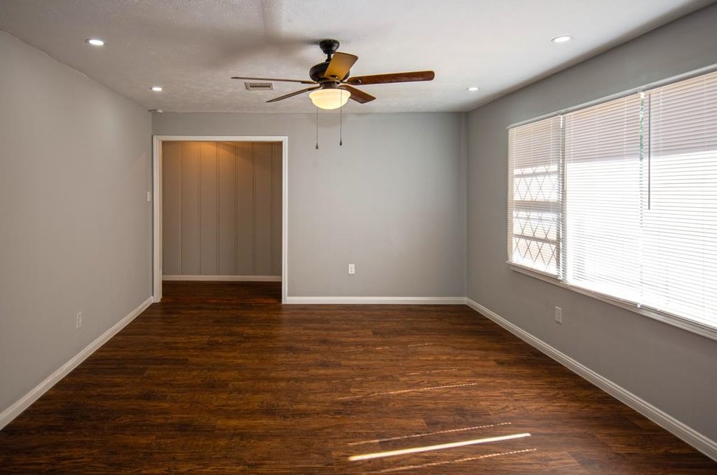 515 Mobile Dr, Pasadena, TX 77506-1718