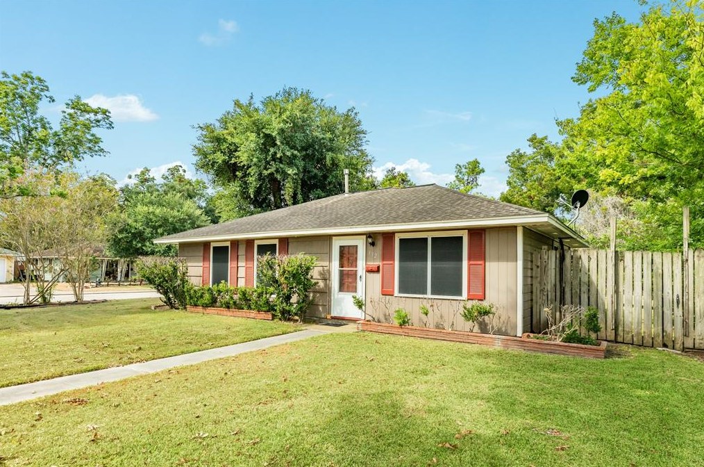 332 Redwood St, Richwood, TX 77566-5875