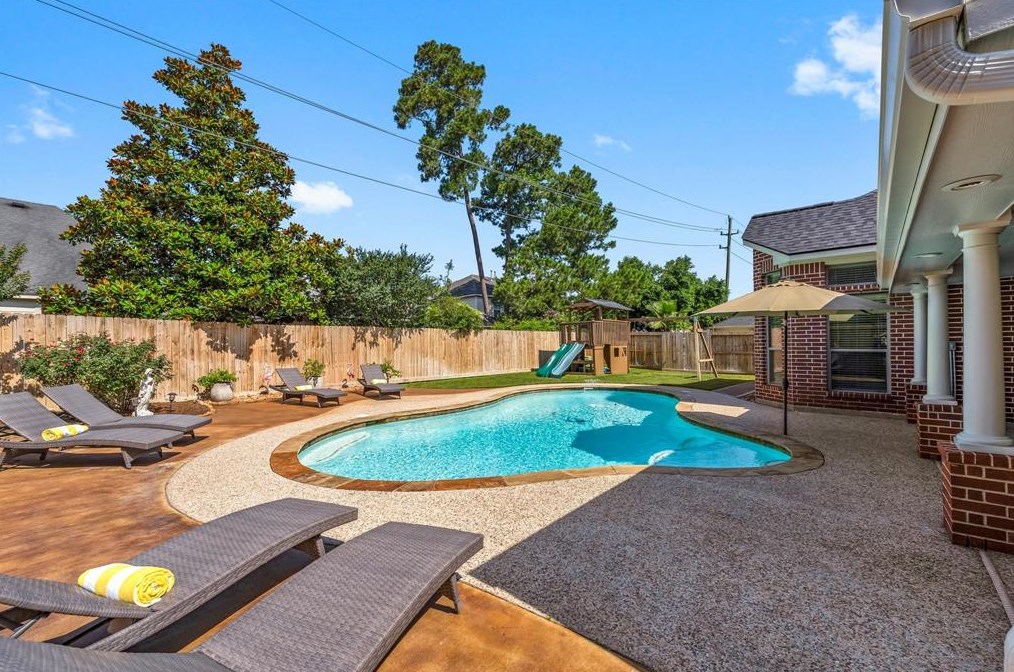 15811 Maple Shr Dr, Houston TX  77044-4485 exterior