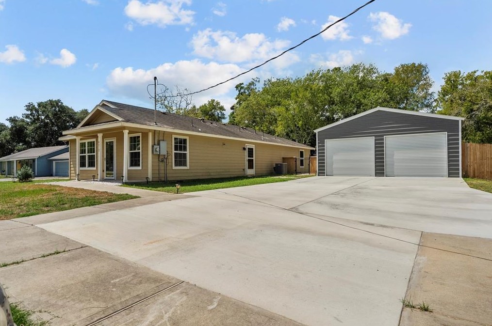 4612 Elm Ave, Santa Fe, TX 77517-2902