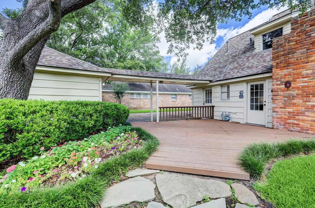 12719 Pebblebrook Dr, Houston TX  77024-4024 exterior