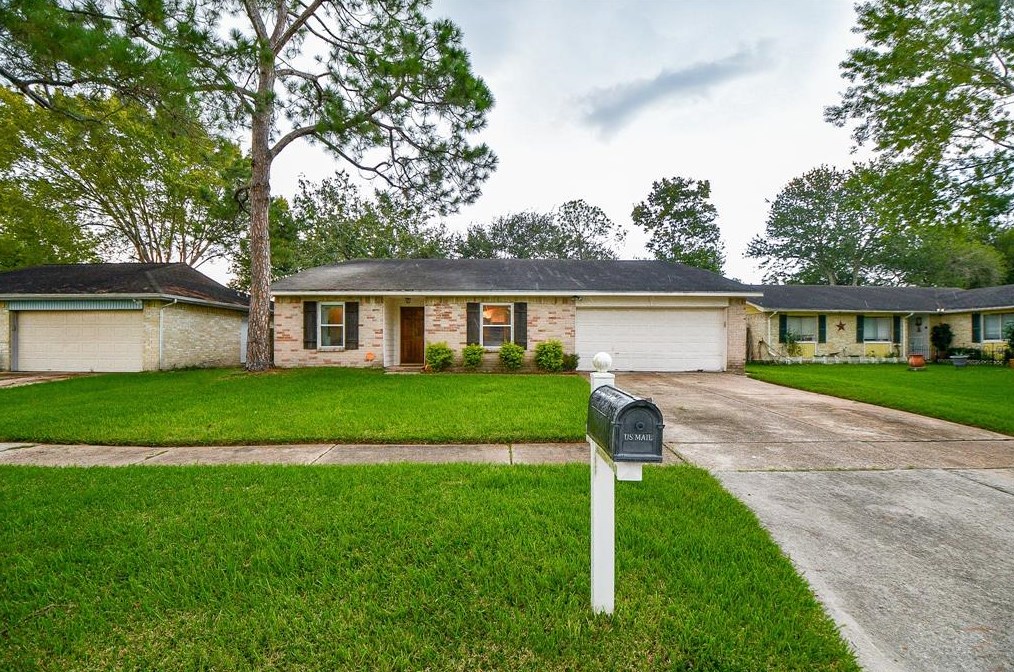 210 Woodvale Dr, League City, TX 77573-1647