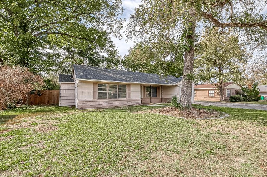114 Holly Dr, Baytown, TX 77520-1320