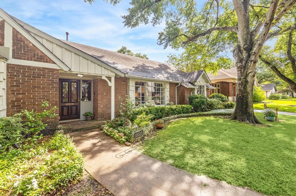 10023 Briar Rose Dr, Houston, TX 77042-2421
