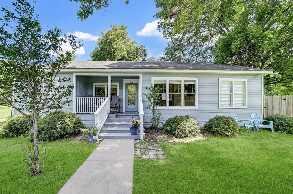 236 Robson St, Columbus, TX 78934-1951