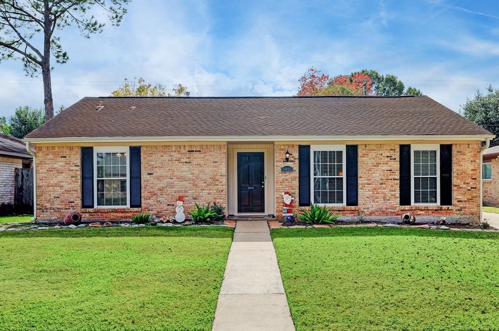 5931 Portal Dr, Houston, TX 77096-5832