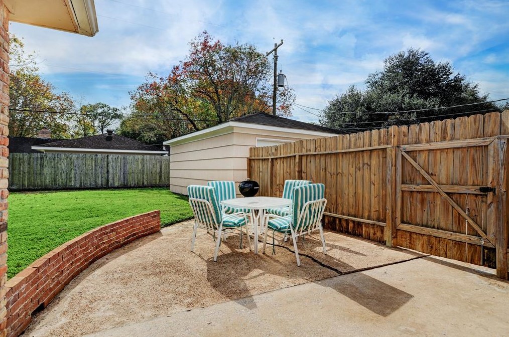5931 Portal Dr, Houston TX  77096-5725 exterior