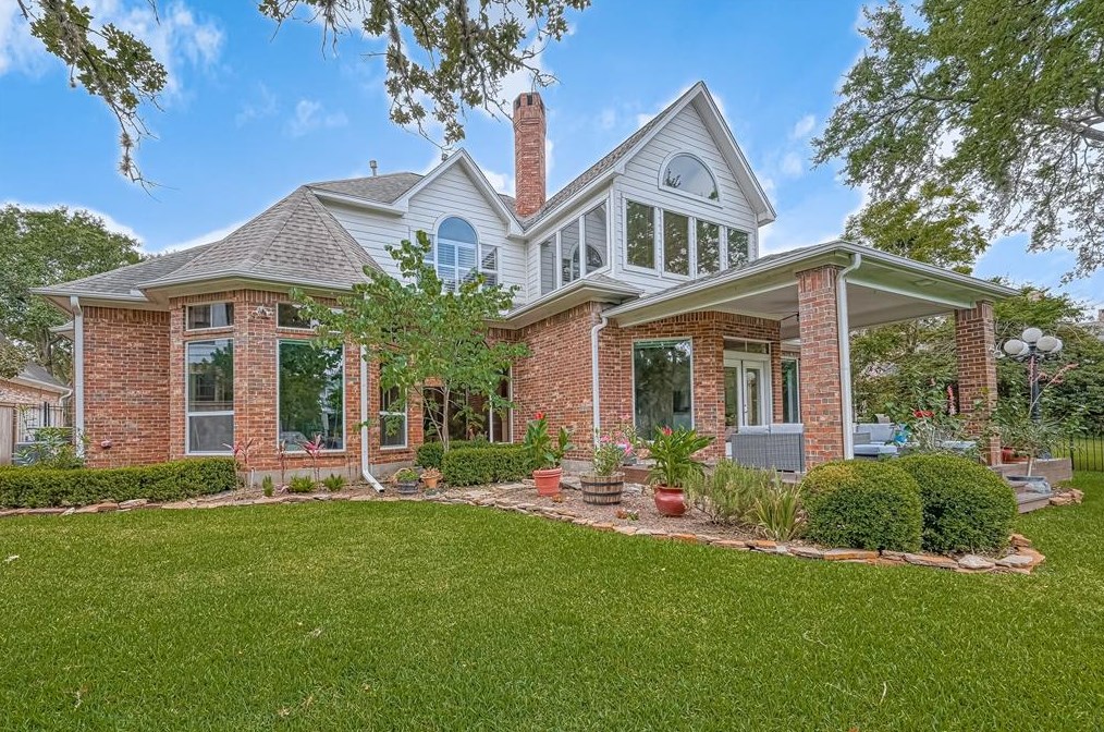 13906 Drakewood Dr, Sugar Land, TX 77498-2663