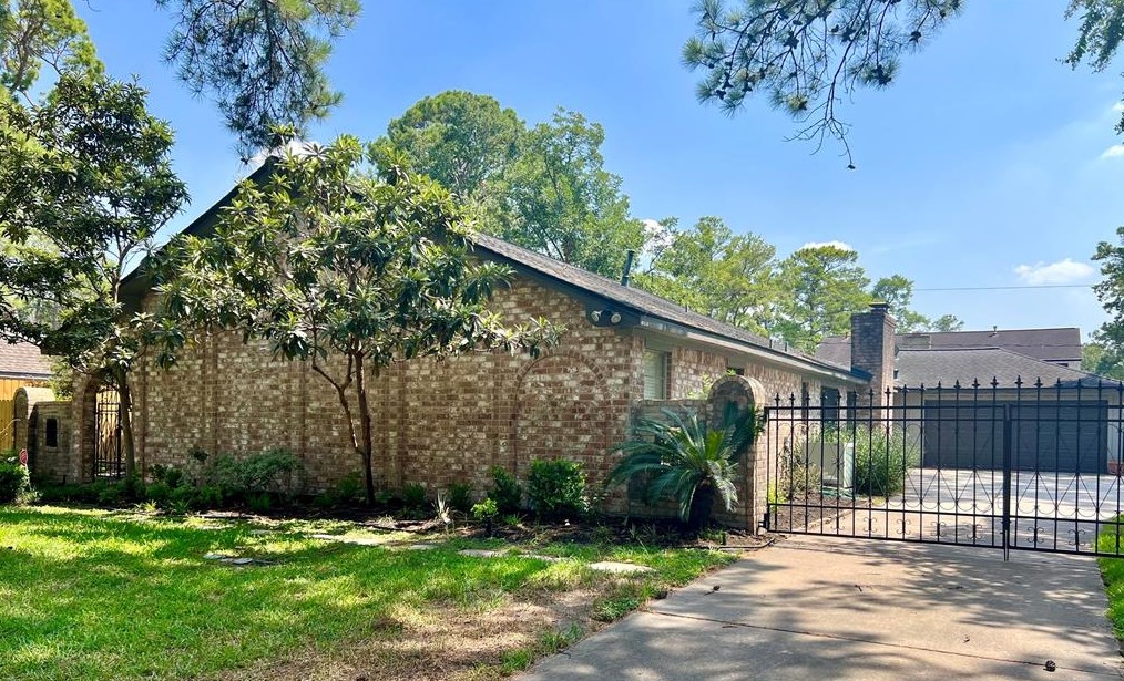 10719 Creektree Dr, Houston, TX 77070