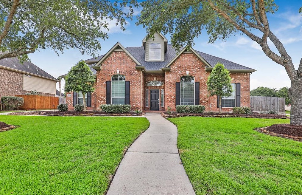 2000 Sparrow Cir, Friendswood, TX 77546-5679
