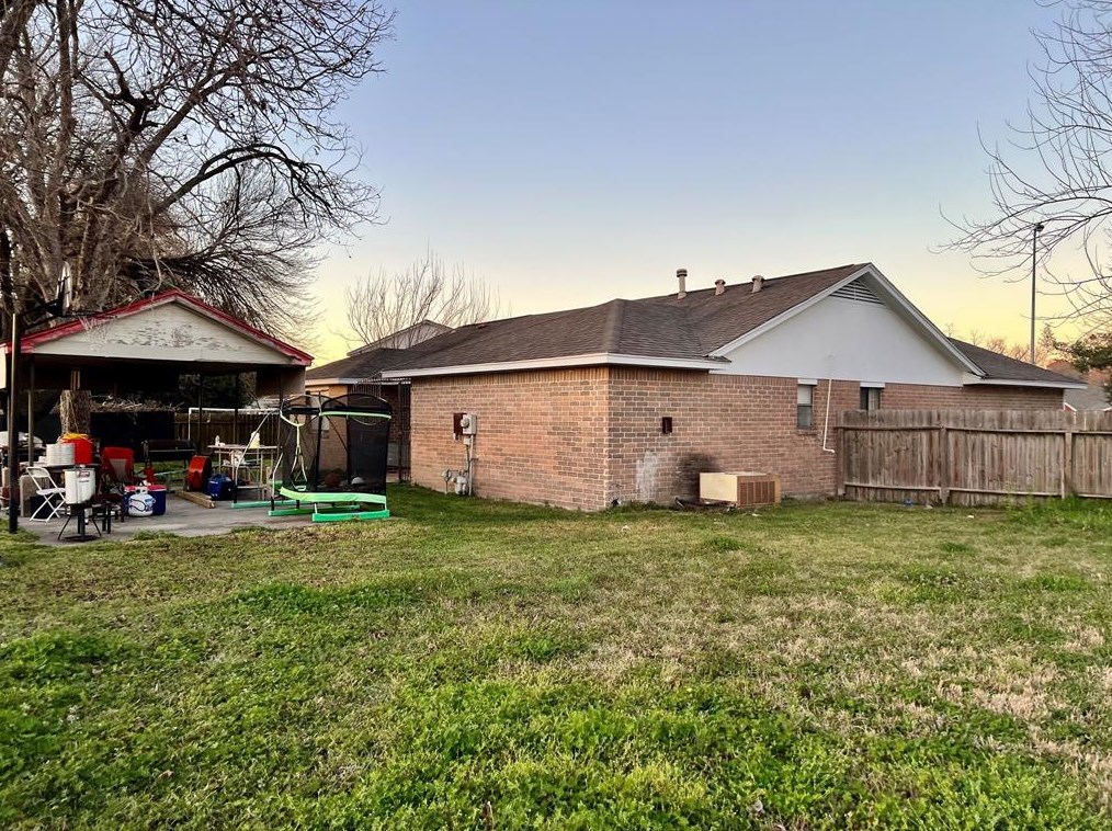 1811 Wildbrook Dr, Houston TX  77038-1736 exterior