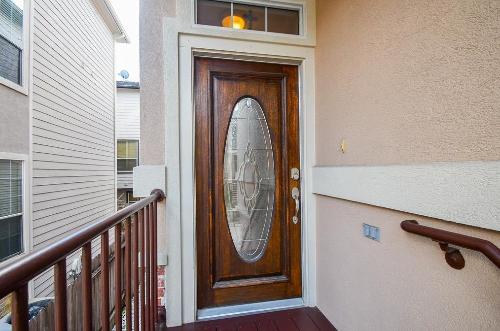 2135 Stacy Knl, Houston TX  77008-3493 exterior