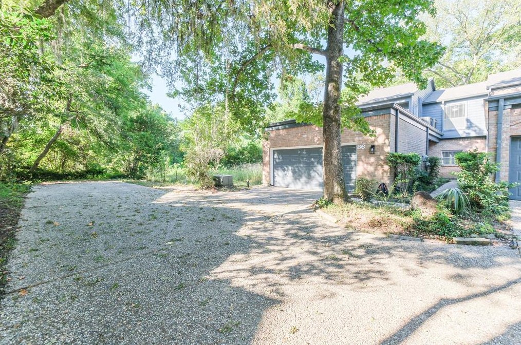 86 Legend Ln, Houston, TX 77024