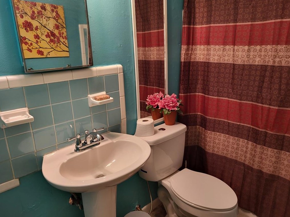 8034 Woodlyn Rd, Houston TX  77028-1948 exterior