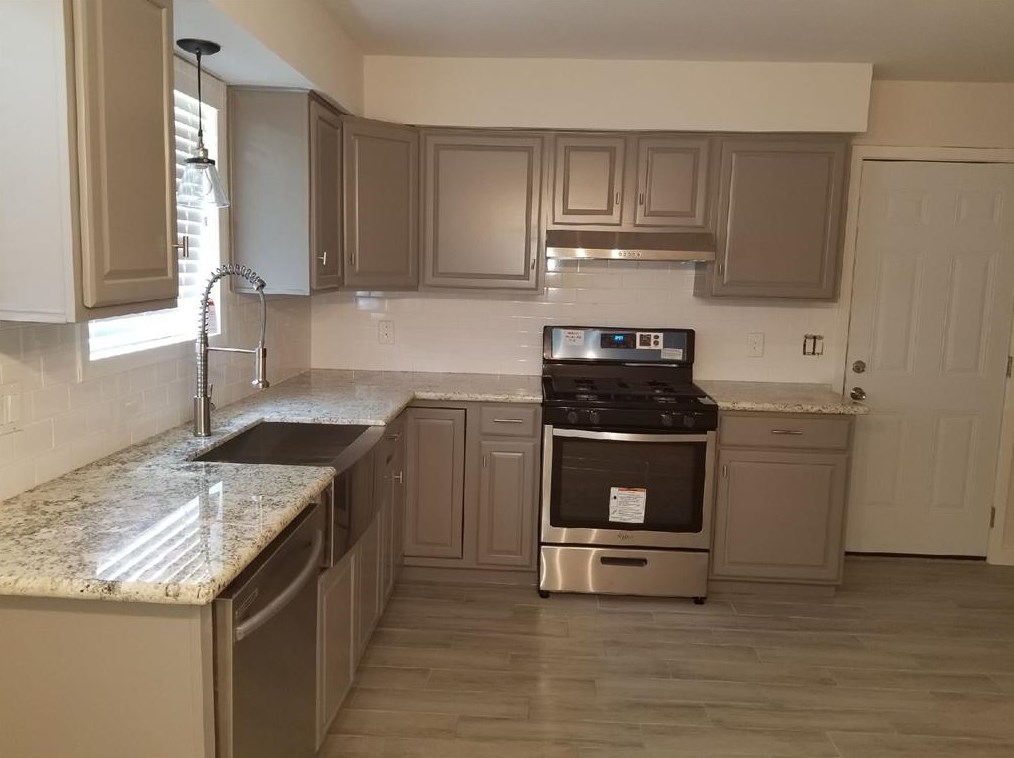 320 Bert St, Angleton, TX 77515