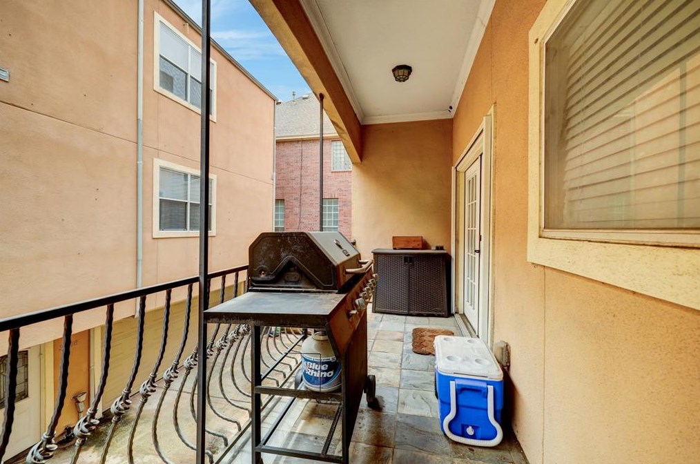 3010 Chenevert St, Houston TX  77004-4125 exterior