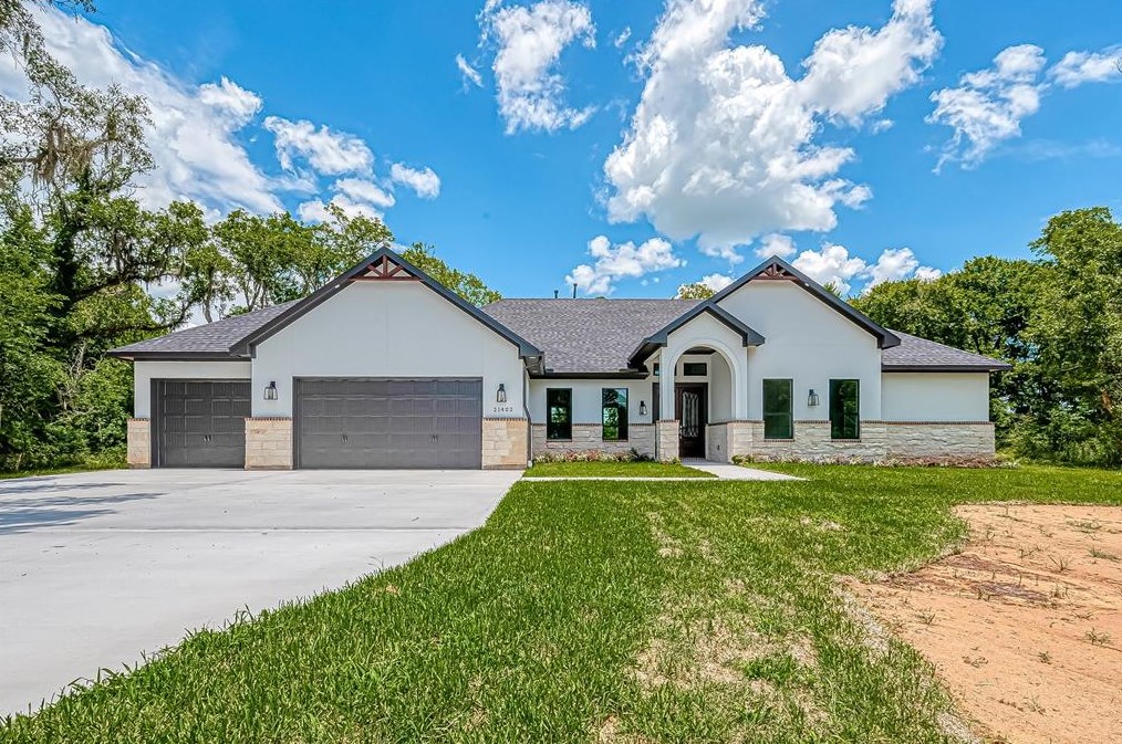 21402 Chenango Lake Dr, Angleton, TX 77515