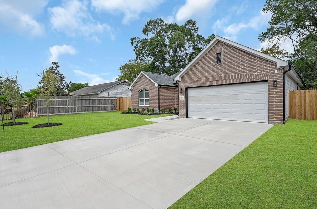 5731 Doulton Dr, Houston TX  77033-2002 exterior