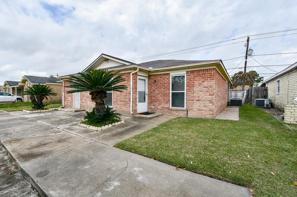 15063 Woodforest Blvd #b, Channelview, TX 77530