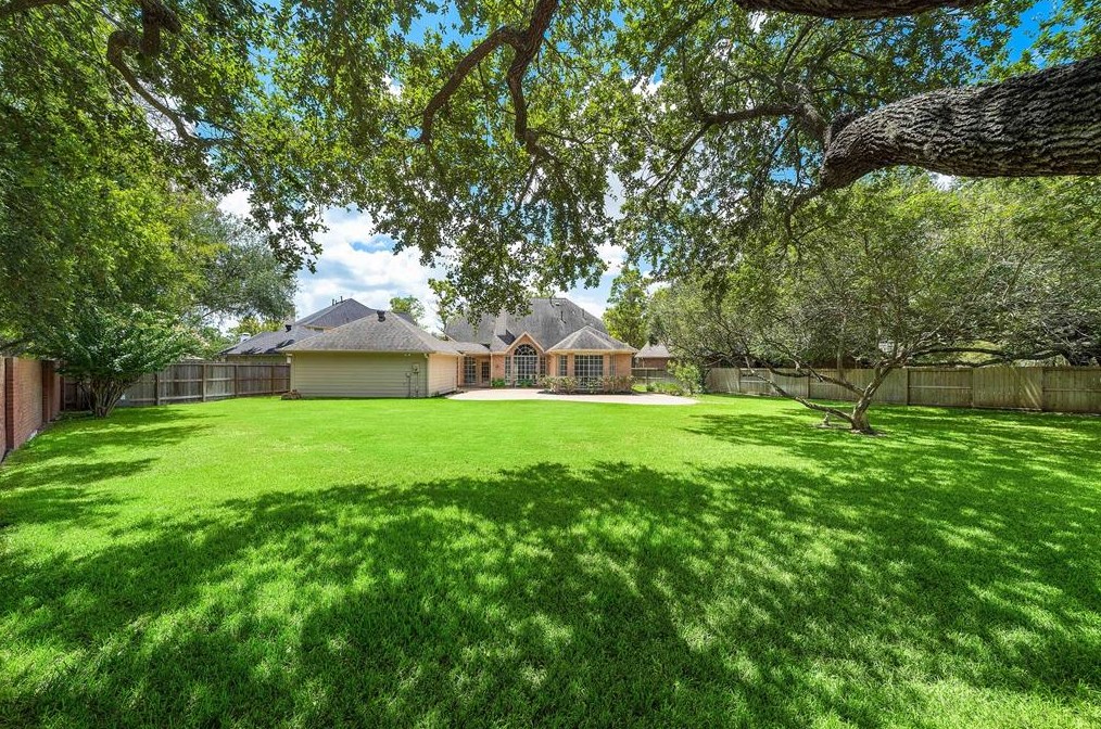 107 Knoll Forest Dr, Sugar Land, TX 77479-6104