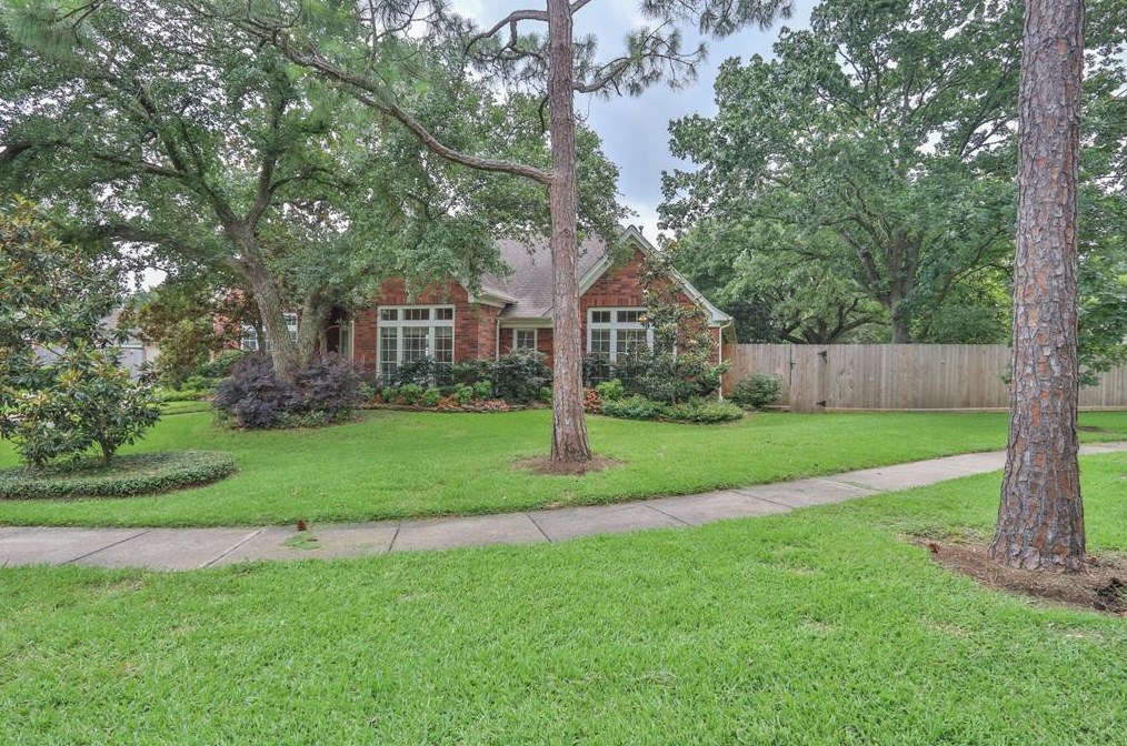 3827 Deer Grass Ct, Houston, TX 77059-4064