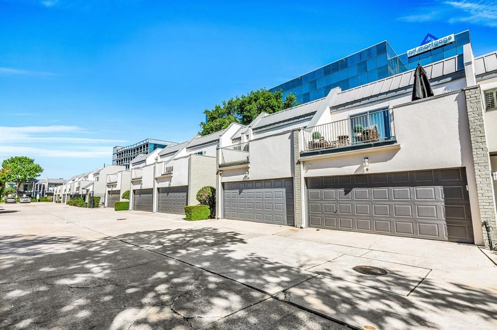1300 Augusta Dr Apt 10, Houston, TX 77057