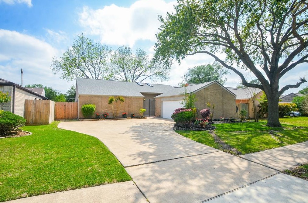 12515 Rocky Knoll Dr, Houston, TX 77077